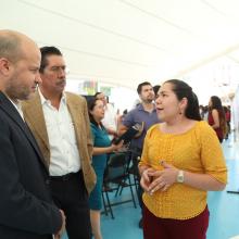 Luis León Dávila, Secretario Administrativo y José Salazar Estrada, Director de la División de Estudios de la Salud, en revisión de proyecto