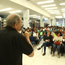 Jorge Souza lectura de Poesía 