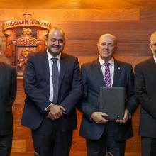 Doctor Miguel Ángel Navarro Navarro con Rector General, Vicerrector y Secretario General de la UdeG